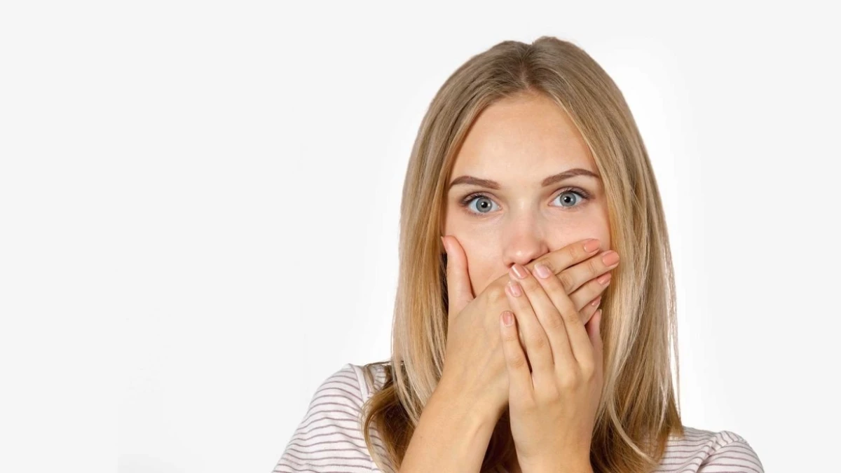 ۱۰ حقیقتی که باید درباره بوی بد دهان بدانید + راهکارهای خانگی از بین برنده‌ی آن